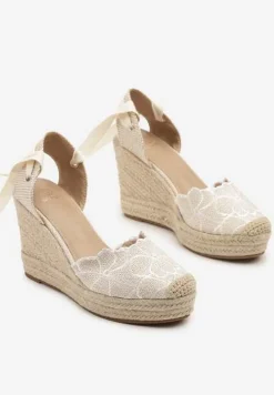 Beżowe Sandały na Koturnie z Plecionki z Haftem i Ozdobnym Wiązaniem Mevolina