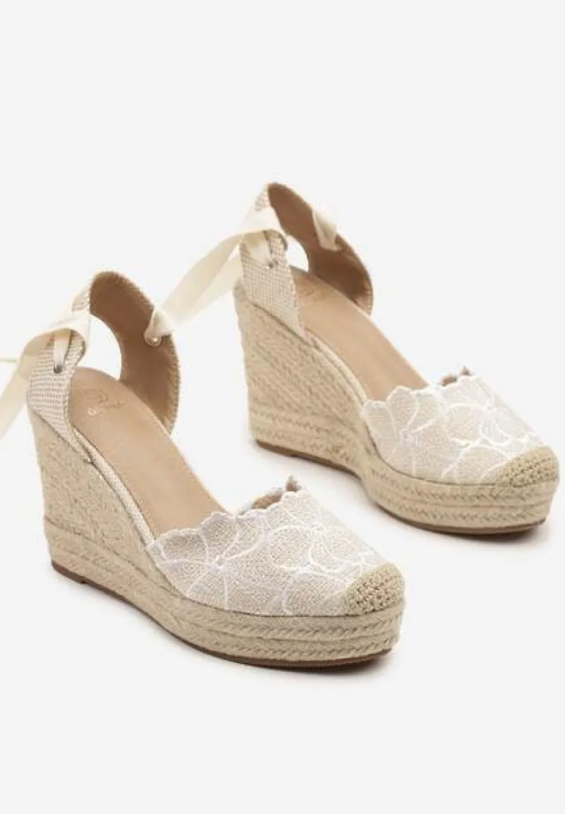 Beżowe Sandały na Koturnie z Plecionki z Haftem i Ozdobnym Wiązaniem Mevolina