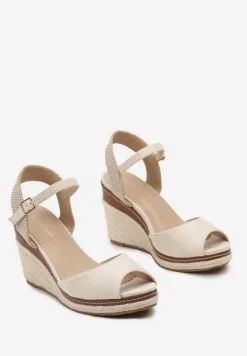 Beżowe Sandały na Koturnie Ozdobionym Plecionką z Juty Admerla