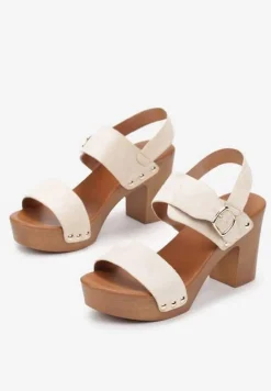 Beżowe Sandały na Słupkowym Obcasie z Nitami i Sprzączką Lylee