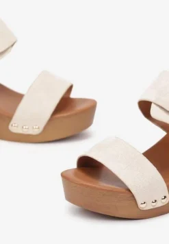 Beżowe Sandały na Słupkowym Obcasie z Nitami i Sprzączką Lylee