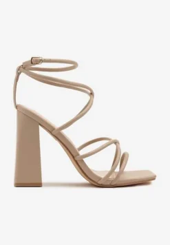 Beżowe Sandały na Słupku Ozdobione Kwadratowym Noskiem Nilusca