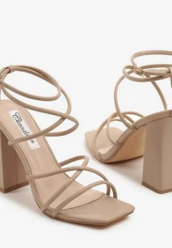 Beżowe Sandały na Słupku Ozdobione Kwadratowym Noskiem Nilusca