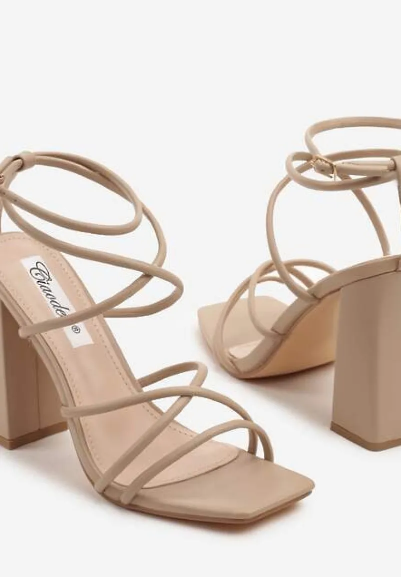 Beżowe Sandały na Słupku Ozdobione Kwadratowym Noskiem Nilusca