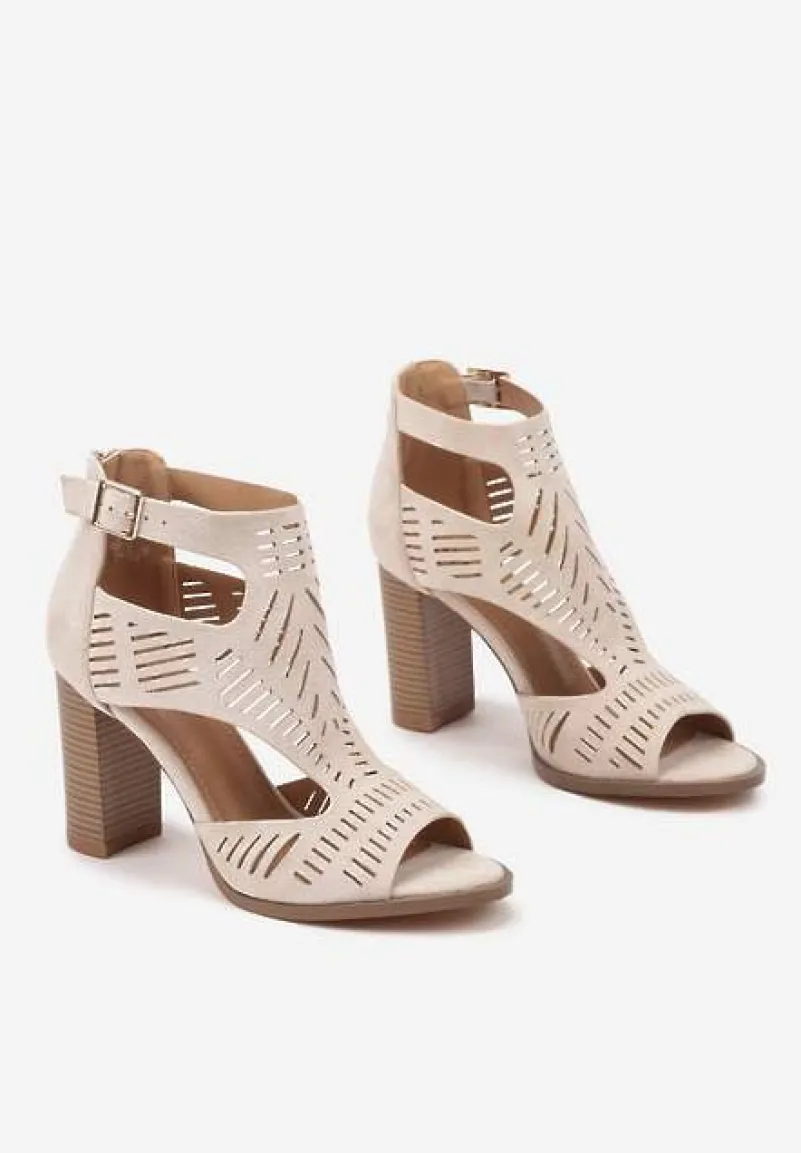 Beżowe Sandały na Słupku Ozdobione Ażurowym Wzorem Grelidi
