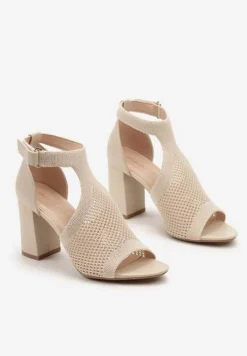 Beżowe Sandały na Słupku z Ażurowym Zdobieniem z Zapięciem przy Kostce Qutima