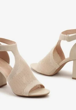 Beżowe Sandały na Słupku z Ażurowym Zdobieniem z Zapięciem przy Kostce Qutima