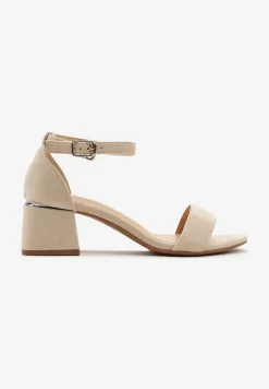 Beżowe Sandały na Słupku z Imitacji Skóry Zdobione Elementami o Metalicznym Wykończeniu Aloeli