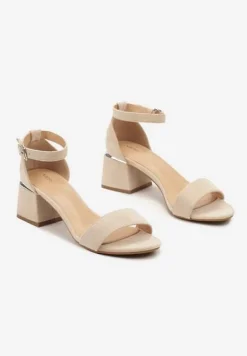 Beżowe Sandały na Słupku z Imitacji Skóry Zdobione Elementami o Metalicznym Wykończeniu Aloeli