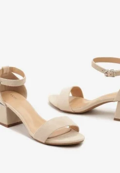 Beżowe Sandały na Słupku z Imitacji Skóry Zdobione Elementami o Metalicznym Wykończeniu Aloeli
