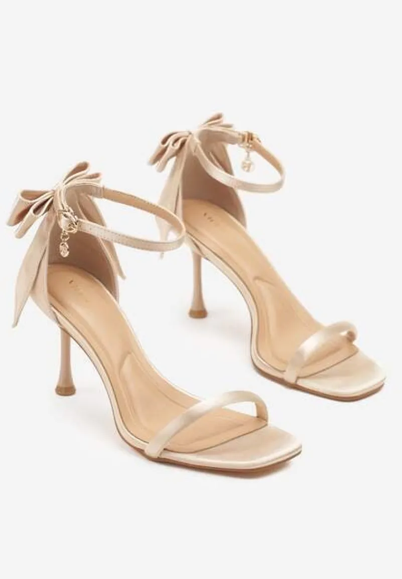 Beżowe Sandały Vices na Szpilce Ozdobione Kokardą Sarazelle