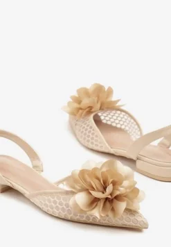 Beżowe Sandały Vices Slingback z Siateczkową Cholewką Ozdobione Kwiatem 3D Lilivora