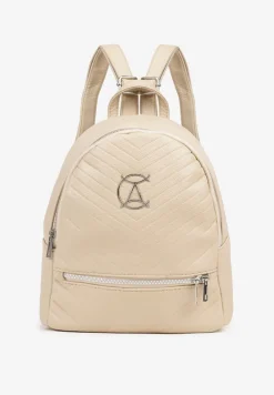 Beżowo-Kremowy Casualowy Plecak Ozdobiony Metalicznym Logo i Pikowaniem Jaloedi