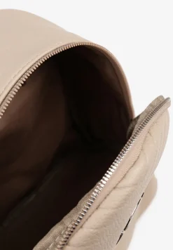 Beżowy Casualowy Plecak Ozdobiony Metalicznym Logo i Pikowaniem Jaloedi