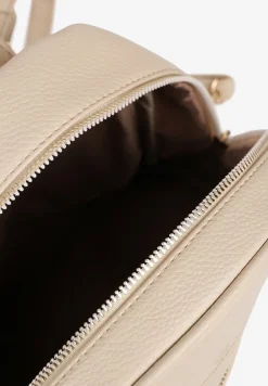 Beżowy Casualowy Plecak z Metaliczną Aplikacją i Regulowanymi Szelkami Haliriss