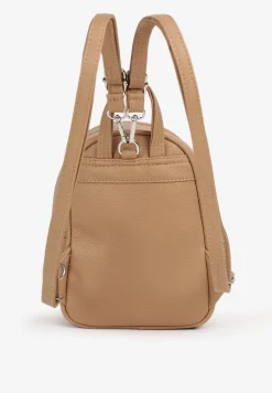 Beżowy Mały Plecak Zdobiony Metalowym Detalem Wyposażony w Dodatkową Kieszeń Savarosa