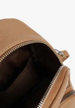 Beżowy Mały Plecak Zdobiony Metalowym Detalem Wyposażony w Dodatkową Kieszeń Savarosa