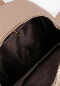 Beżowy Plecak na Szelkach z Regulacjach Ozdobione Łańcuszkiem i Napisami Hettana