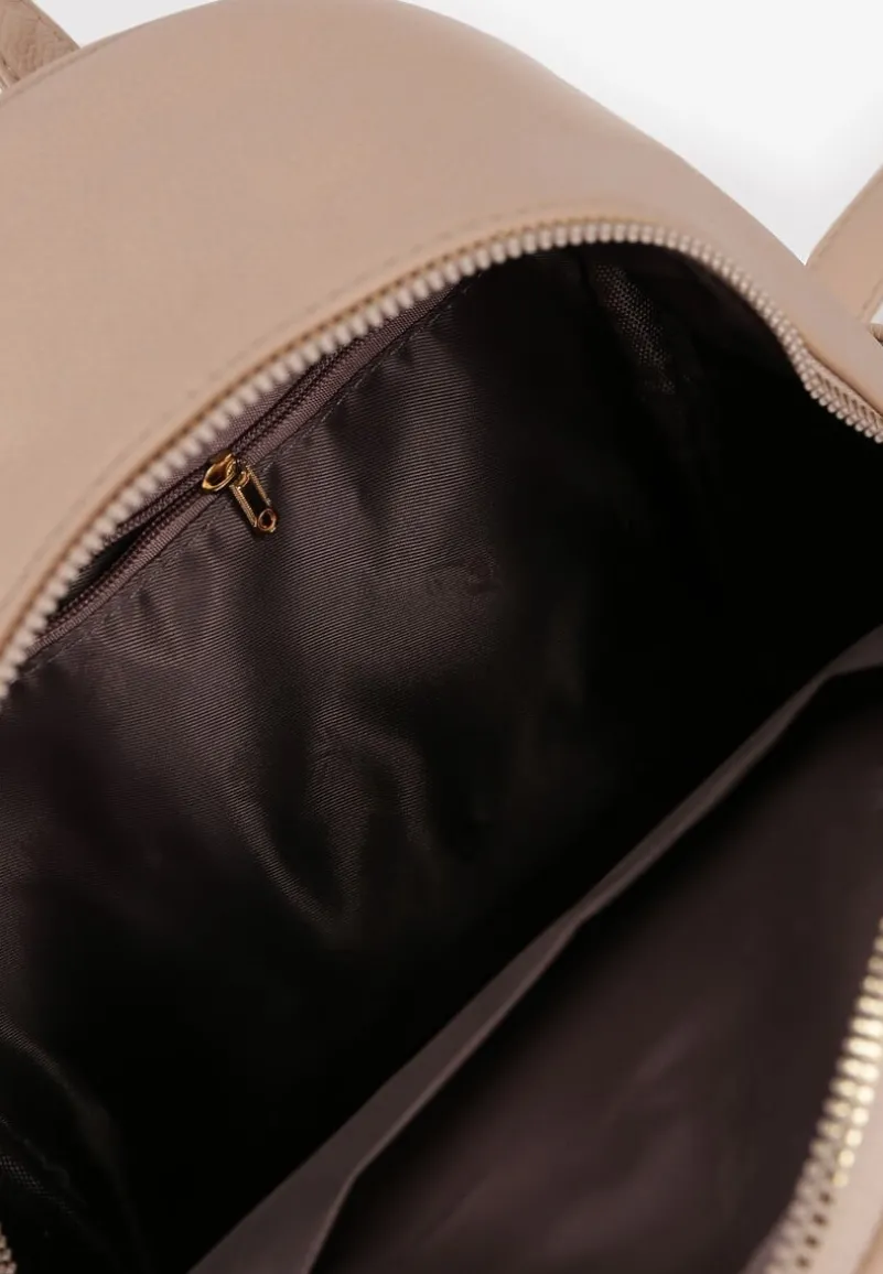 Beżowy Plecak na Szelkach z Regulacjach Ozdobione Łańcuszkiem i Napisami Hettana