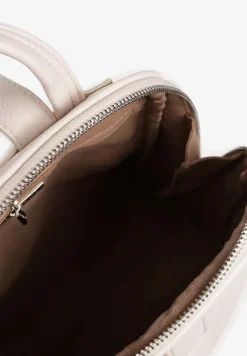 Beżowy Plecak o Trapezowym Kształcie Zdobiony Przeszyciem Polzedi