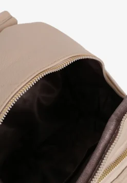 Beżowy Plecak Ozdobiony Łańcuszkiem i Pikowaniem Kolaggia