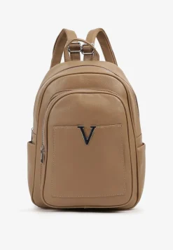 Beżowy Plecak z Paskami z Możliwością Regulacji Zdobiony Metalową Aplikacją Oledi