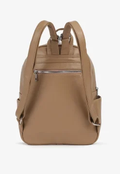 Beżowy Plecak z Paskami z Możliwością Regulacji Zdobiony Metalową Aplikacją Oledi