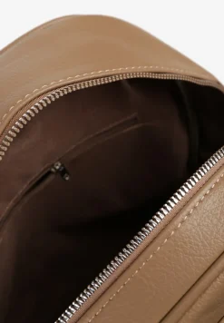 Beżowy Plecak z Paskami z Możliwością Regulacji Zdobiony Metalową Aplikacją Oledi