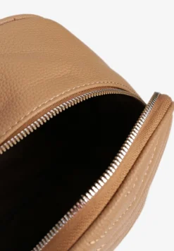 Beżowy Plecak z Pikowanymi Przeszyciami i Dodatkową Kieszenią z Regulowanymi Szelkami Ravindraea