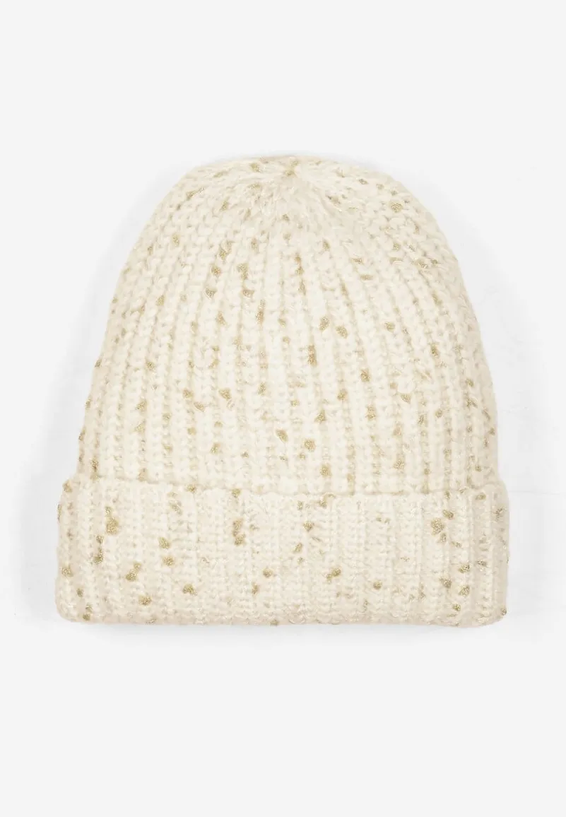 Biała Czapka z Wiskozą Ozdobiona Pomponem z Prążkowanego Materiału Temizelle
