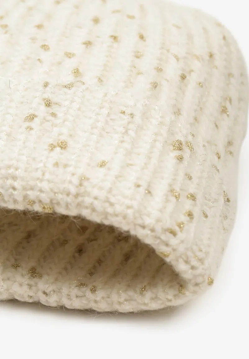 Biała Czapka z Wiskozą Ozdobiona Pomponem z Prążkowanego Materiału Temizelle