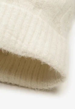 Biała Czapka Zdobiona Warkoczowym Splotem i Pomponem Etarinna