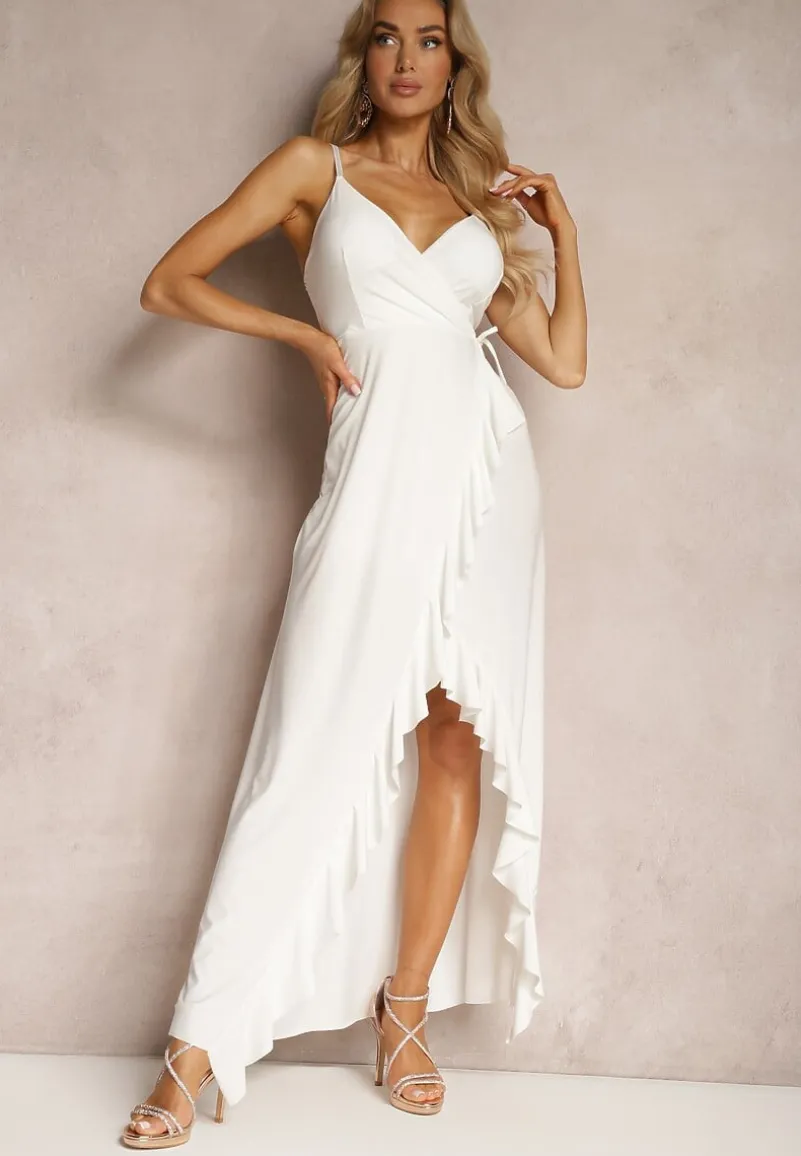 Biała Kopertowa Sukienka Wieczorowa na Ramiączkach z Falbanką i Trójkątnym Dekoltem Nestany