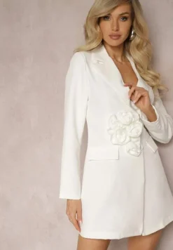 Biała Marynarka Sukienka z Aplikacjami 3D w Kształcie Kwiatów i Zapięciem na Guziki Lorira
