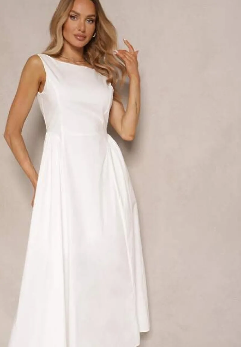 Biała Rozkloszowana Sukienka Koktajlowa z Bawełny z Dekoltem Łódką i Kieszeniami Fanilra