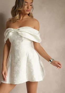 Biała Sukienka Vices z Hiszpańskim Dekoltem i Haftami Fenaleira