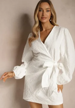 Biała Taliowana Sukienka o Kopertowym Fasonie Fadasse