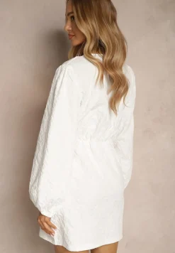 Biała Taliowana Sukienka o Kopertowym Fasonie Fadasse