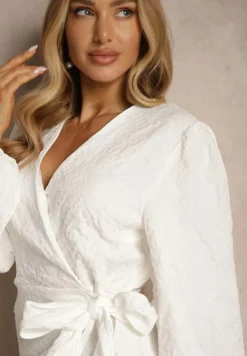 Biała Taliowana Sukienka o Kopertowym Fasonie Fadasse