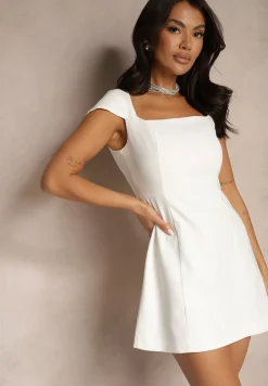 Biała Taliowana Sukienka z Kwadratowym Dekoltem Borreti