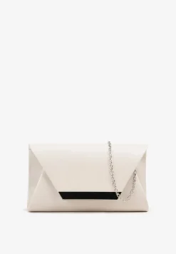Biała Torebka Kopertówka Zdobiona Metalowym Detalem z Dodatkowym Łańcuszkiem Vorinna