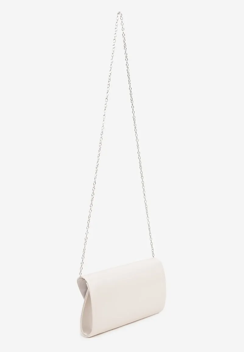 Biała Torebka Kopertówka Zdobiona Metalowym Detalem z Dodatkowym Łańcuszkiem Vorinna