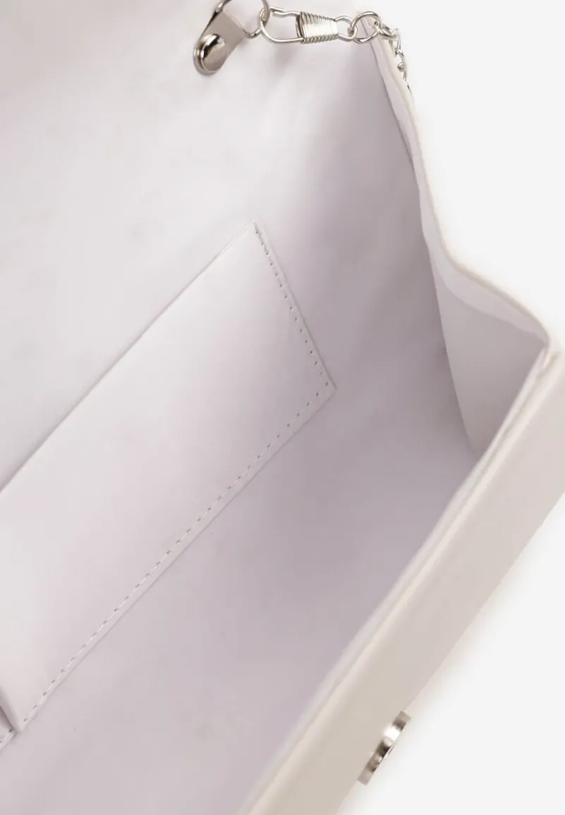 Biała Torebka Kopertówka Zdobiona Metalowym Detalem z Dodatkowym Łańcuszkiem Vorinna