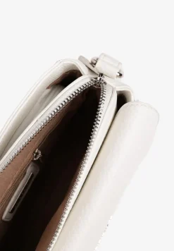 Biała Torebka Ozdobiona Napisem i Klapą Davisse