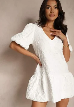 Biała Trapezowa Sukienka z Rękawkami w Gumkę i z Falbanką na Dole Ninatiela