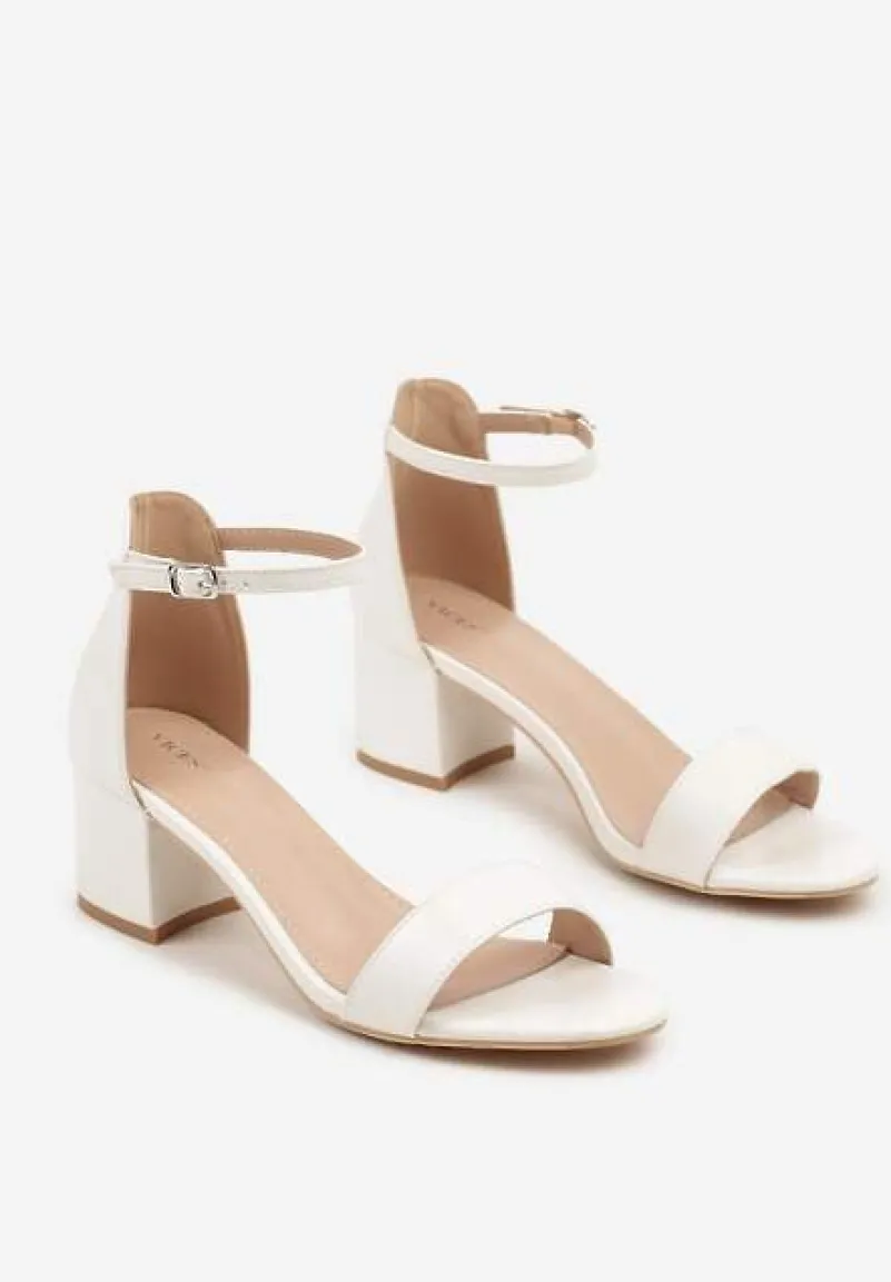 Białe Basicowe Sandały na Słupku Vices z Paskiem Wokół Kostki Varhira