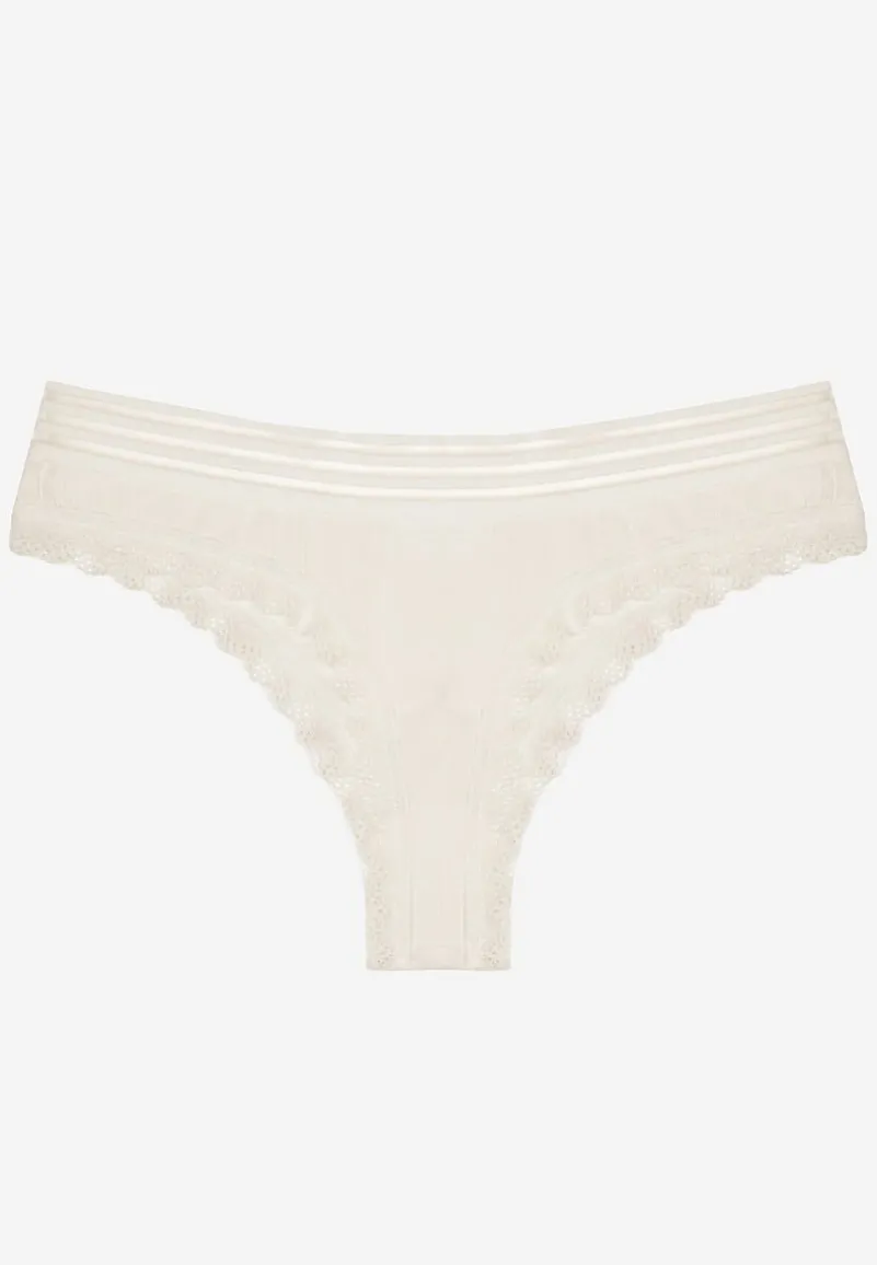 Białe Bawełniane Majtki o Kroju Stringów Ozdobione Koronką i Gumką w Paski Torllana