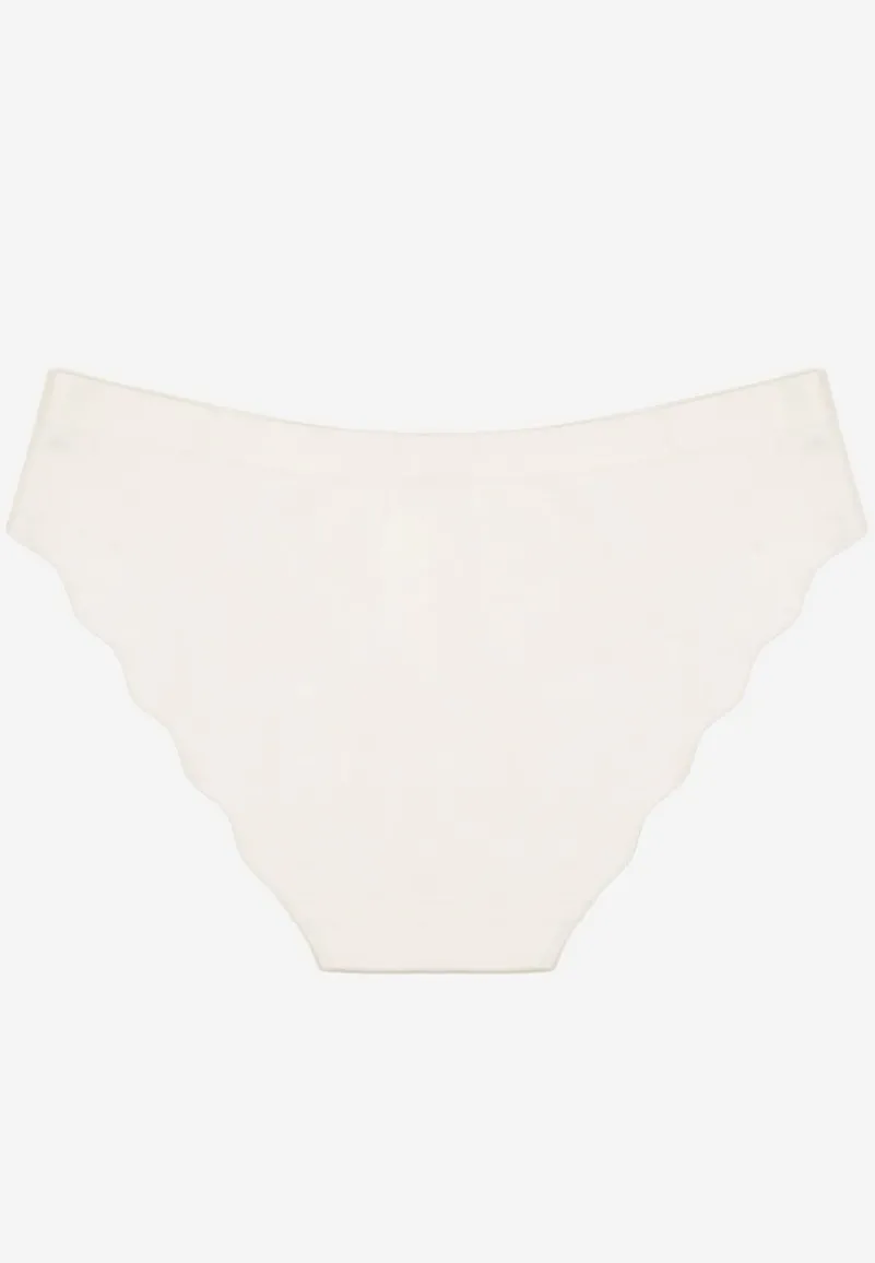 Białe Bezszwowe Majtki Figi Ozdobione Falbanką Nilarelle