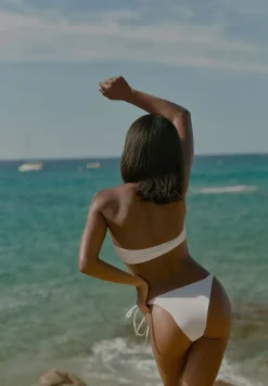 Białe 3-Częściowe Bikini Stanik i Majtki z Aplikacjami Kwiatów Pareo z Siateczki Irisel