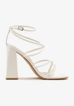Białe Sandały na Słupku Ozdobione Kwadratowym Noskiem Nilusca